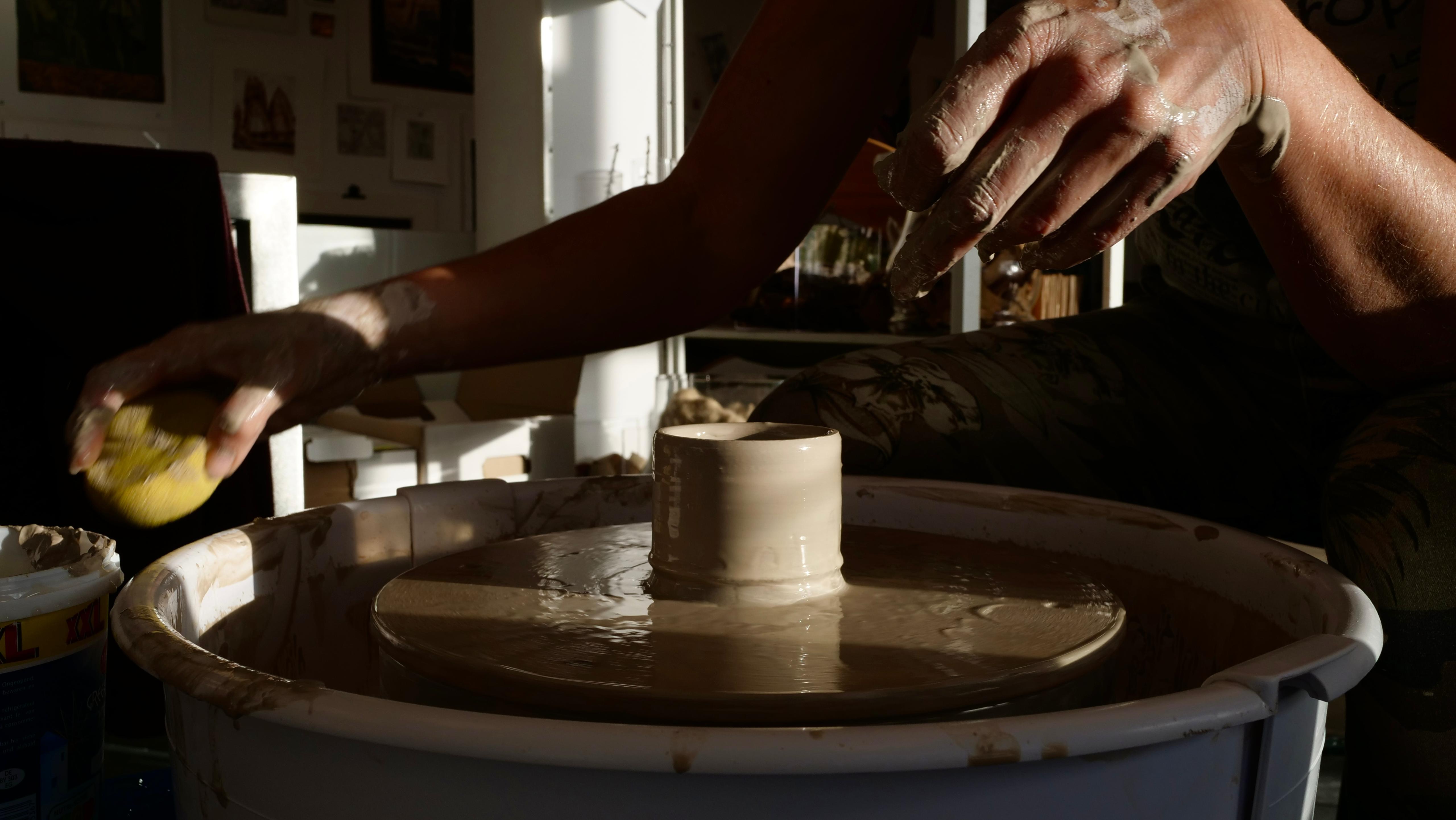 Creating a cylinder on the pottery wheel