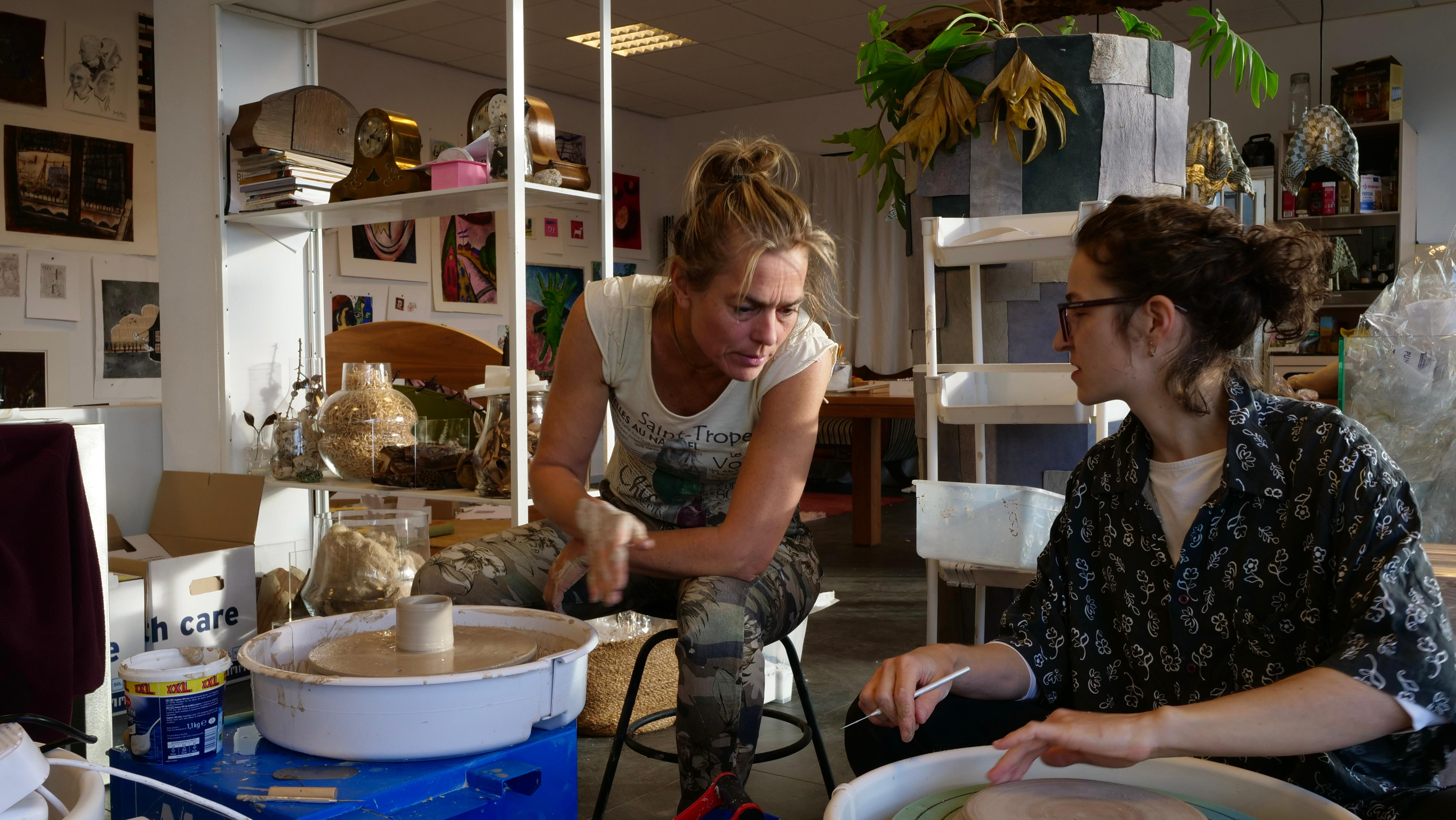 Els teaching pottery at Kera-uniek studio in Delft